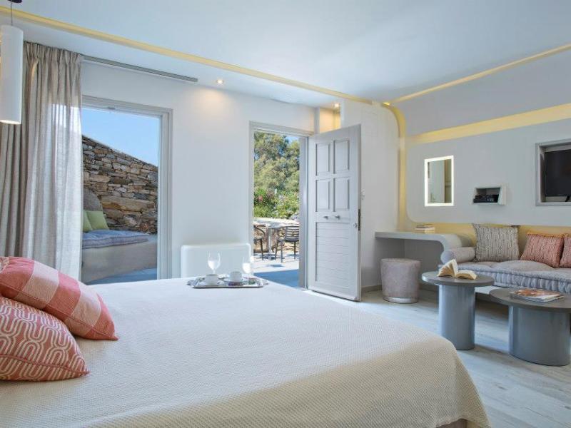 Iria Beach ART Hotel