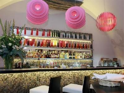 The Iron Gate Hotel & Suite