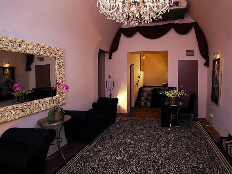The Iron Gate Hotel & Suite