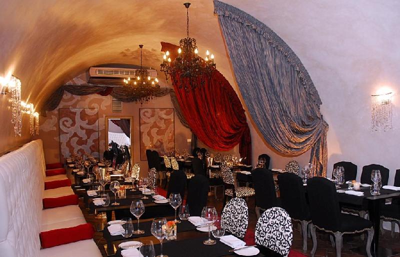 The Iron Gate Hotel & Suite