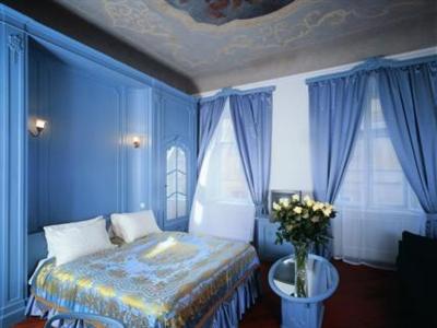 The Iron Gate Hotel & Suite