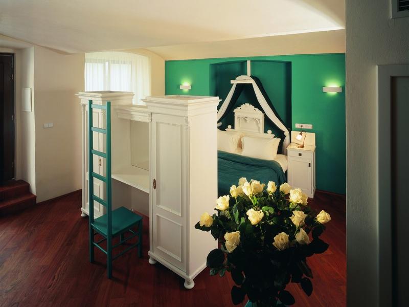 The Iron Gate Hotel & Suite