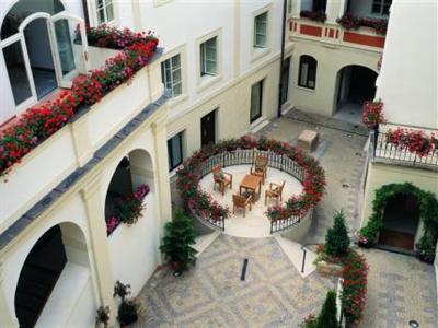 The Iron Gate Hotel & Suite