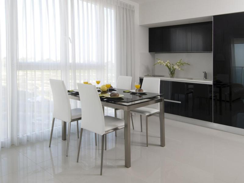 Island Luxurious Suites Hotel