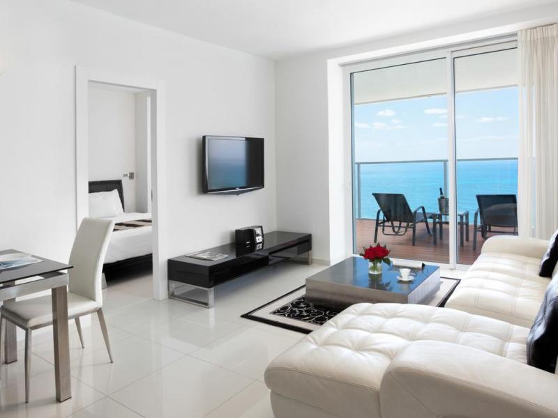 Island Luxurious Suites Hotel