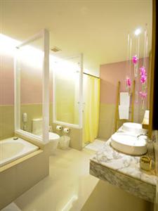 Iyara Beach Hotel & Plaza