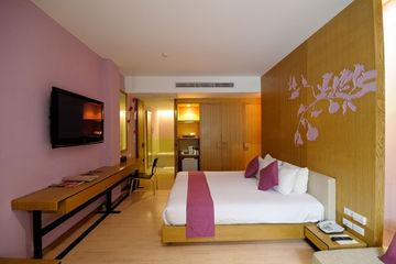 Iyara Beach Hotel & Plaza