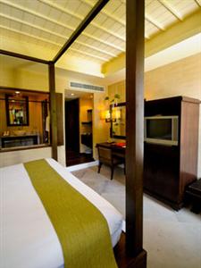 Iyara Beach Hotel & Plaza
