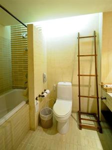 Iyara Beach Hotel & Plaza