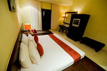 Iyara Beach Hotel & Plaza