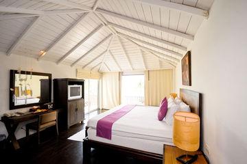 Iyara Beach Hotel & Plaza