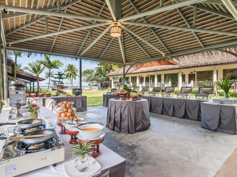Hive Khaolak Beach Resort 