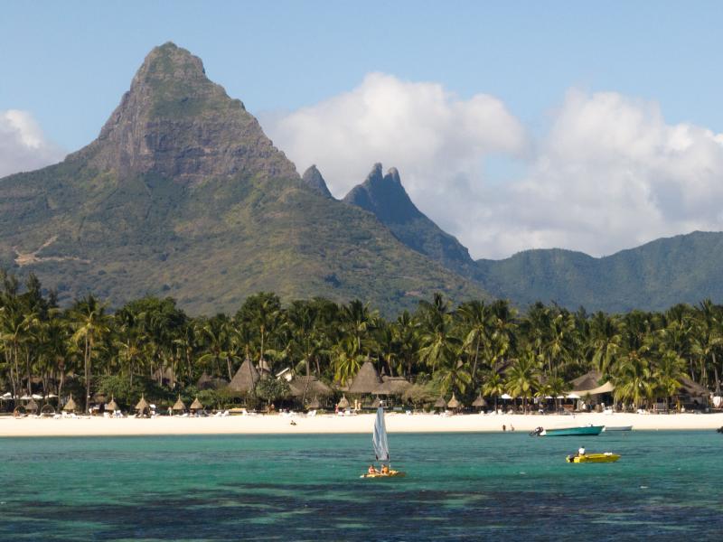 La Pirogue Resort & Spa