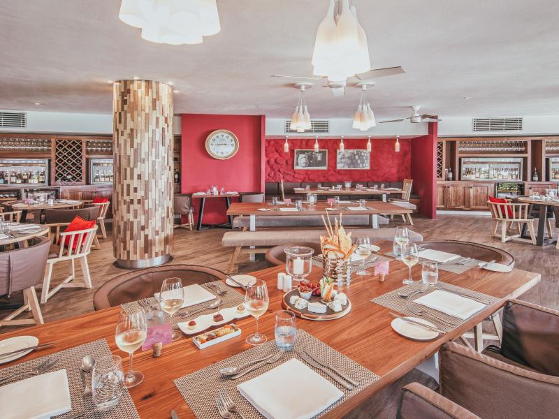 La Pirogue Resort & Spa