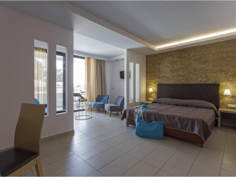 Lagomandra Beach Hotel & Suites