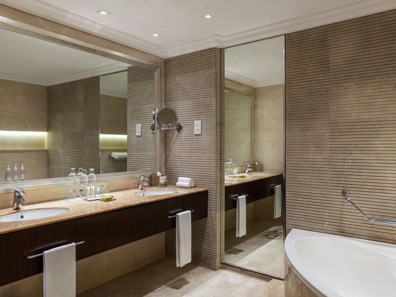 Le Meridien Mina Seyahi Beach Resort & Waterpark 