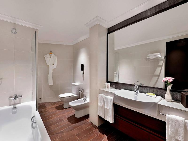 Le Meridien Mina Seyahi Beach Resort & Waterpark 