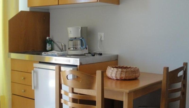 Leonidas Rooms & Studios