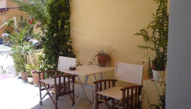Leonidas Rooms & Studios