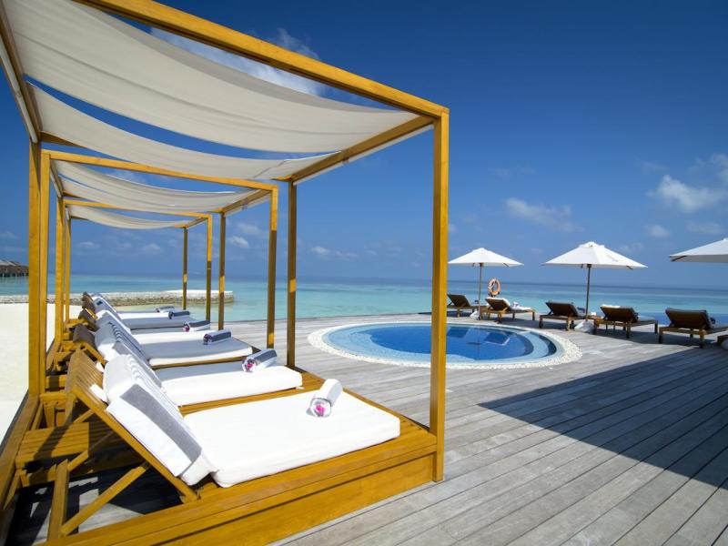 Lily Beach Resort & Spa at Huvahendhoo