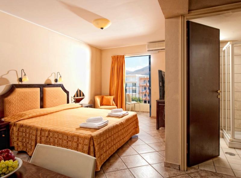 Manos Maria Hotel & Apartments