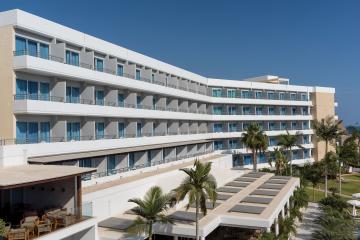 Отель Mediterranean Beach Hotel Кипр, Лимассол, фото 1