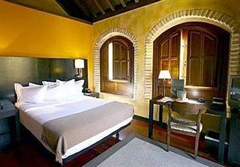 AC Palacio De Santa Paula, Autograph Collection