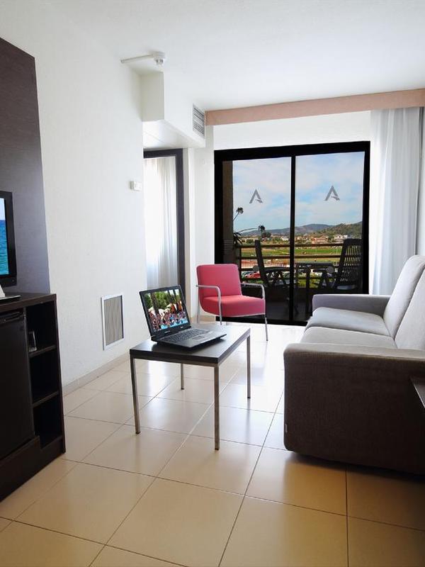 Aqua Hotel Montagut Suites