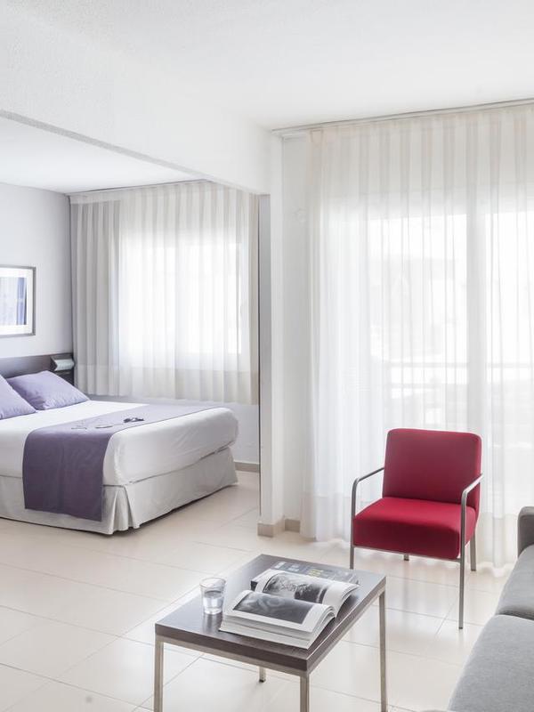 Aqua Hotel Montagut Suites