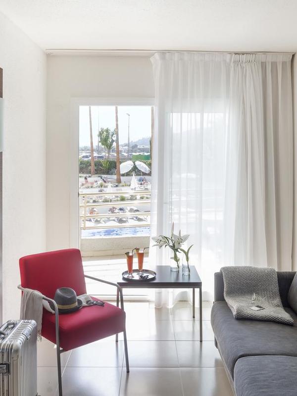 Aqua Hotel Montagut Suites