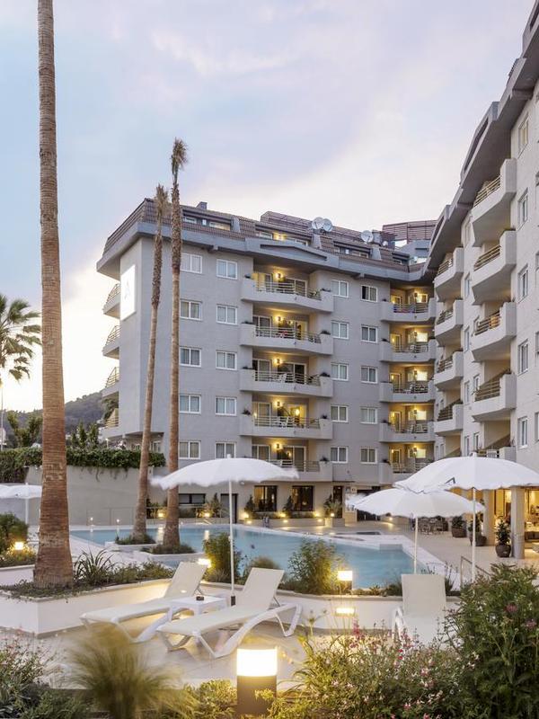 Aqua Hotel Montagut Suites