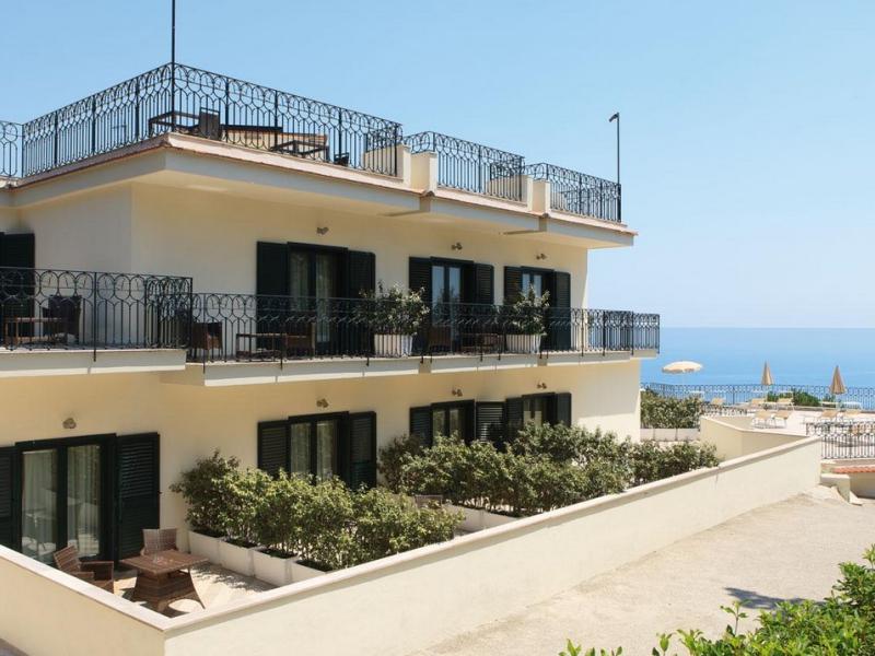 Grand Hotel Nastro Azzurro & Occhio Marino Resort