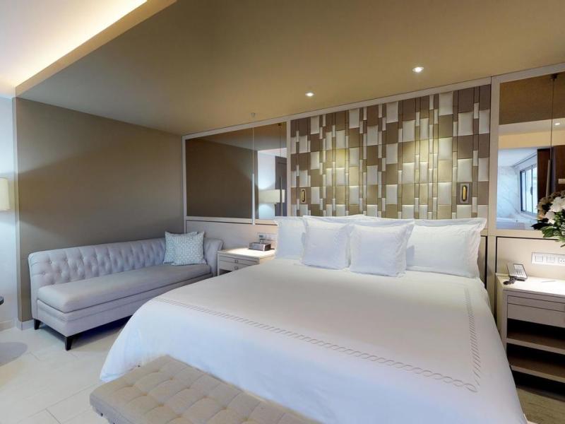 El Embajador a Royal Hideaway