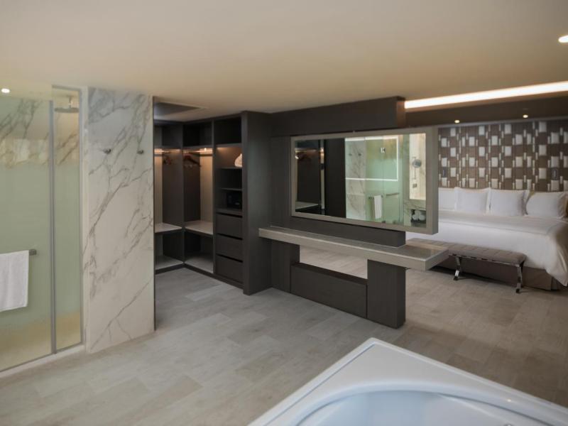 El Embajador a Royal Hideaway