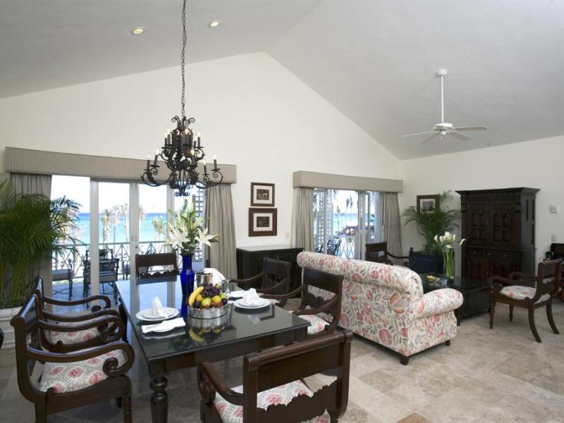 Royal Hideaway Playacar