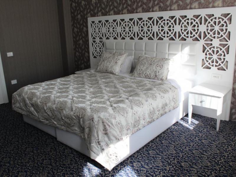 Premier Old Gates Hotel