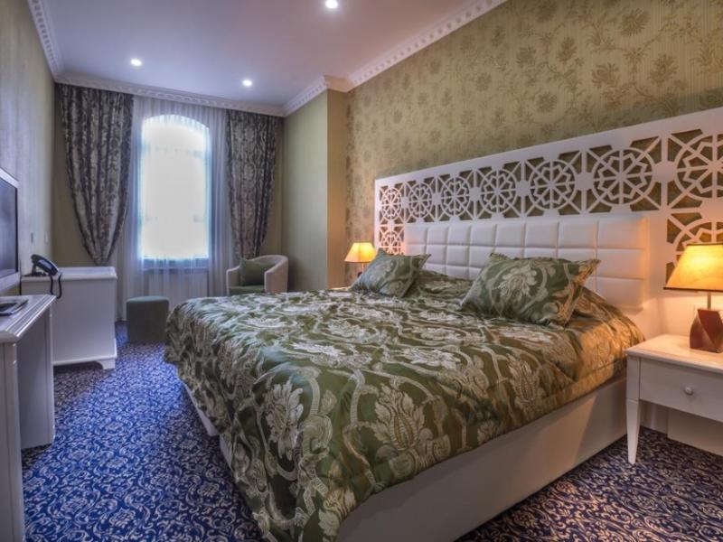 Premier Old Gates Hotel