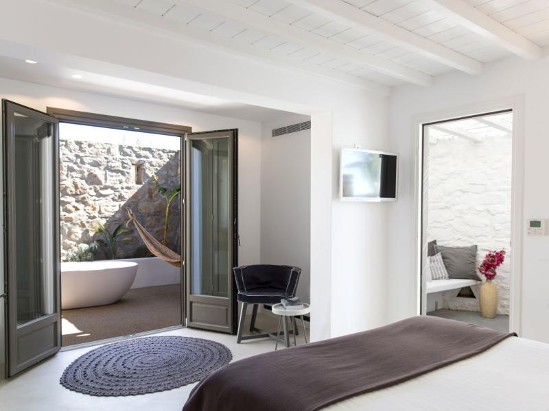 Ostraco Hotel & Suites