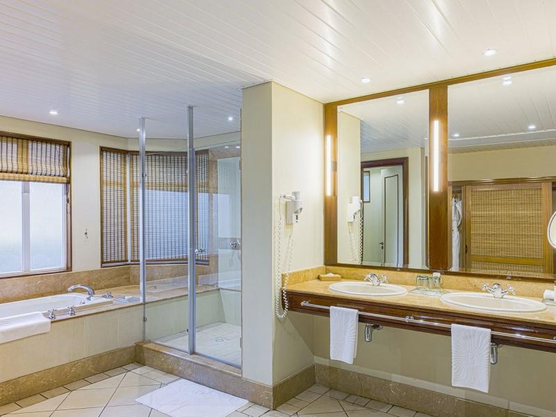 Paradis Beachcomber Golf Resort & Spa