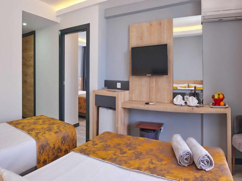 Clover Magic Park Side Hotel