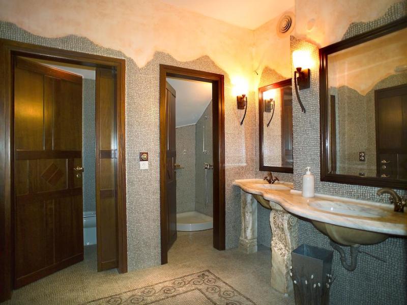 Pelican Bay Art Hotel