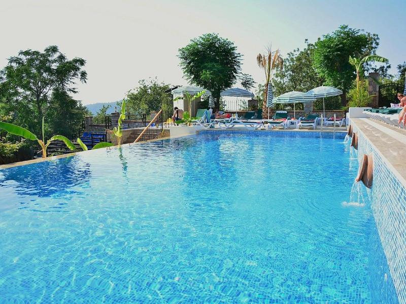Perdikia Hill & Family Hotel