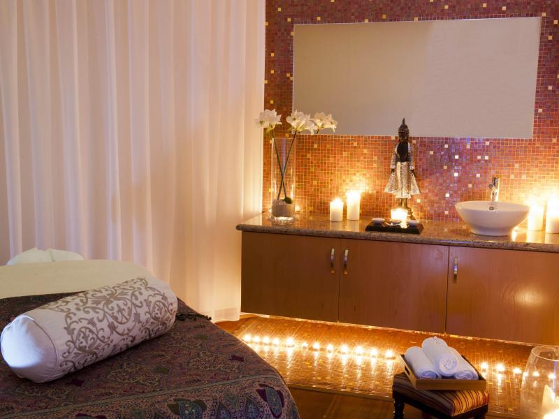 Constantinou Bros Pioneer Beach Hotel