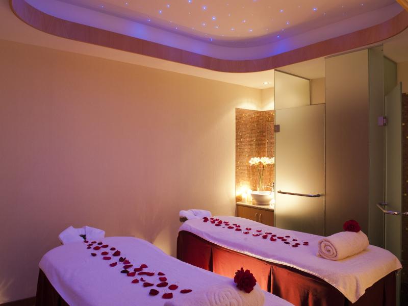 Constantinou Bros Pioneer Beach Hotel