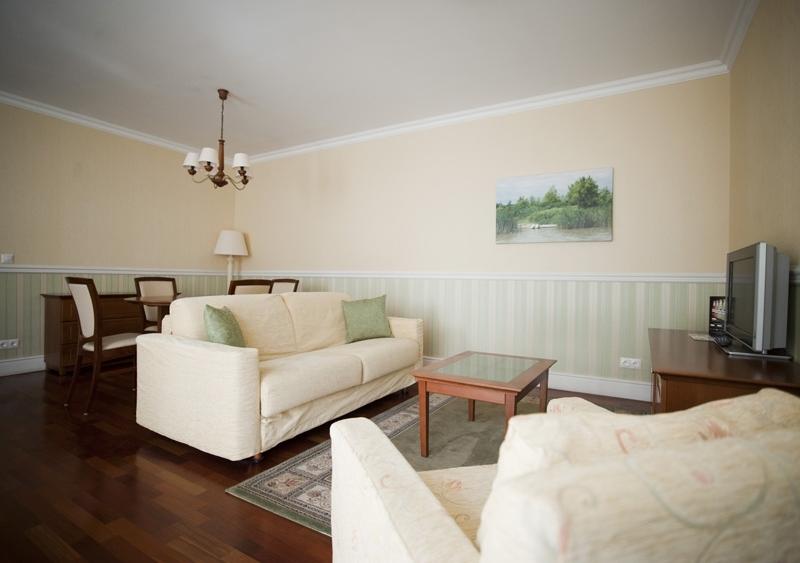 Queen's Court Hotel & Residence