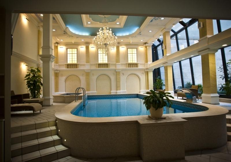 Queen's Court Hotel & Residence