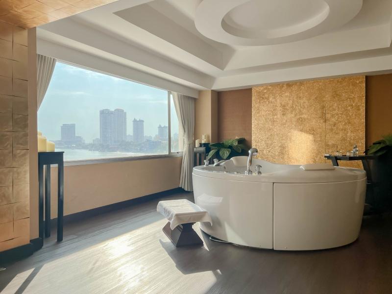 Ramada Plaza Menam Riverside Bangkok
