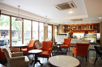 Rambuttri Village Plaza