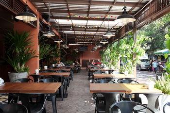 Rambuttri Village Plaza