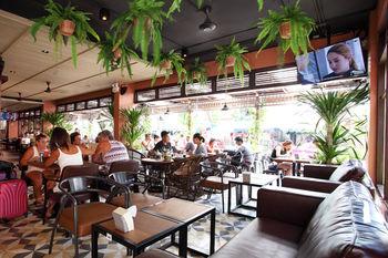 Rambuttri Village Plaza